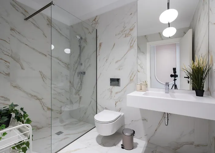 Апартаменти Ace Of Hearts 1 Bedroom Apartment,parking, Fast Wi-fi In One Cotroceni Бухарест